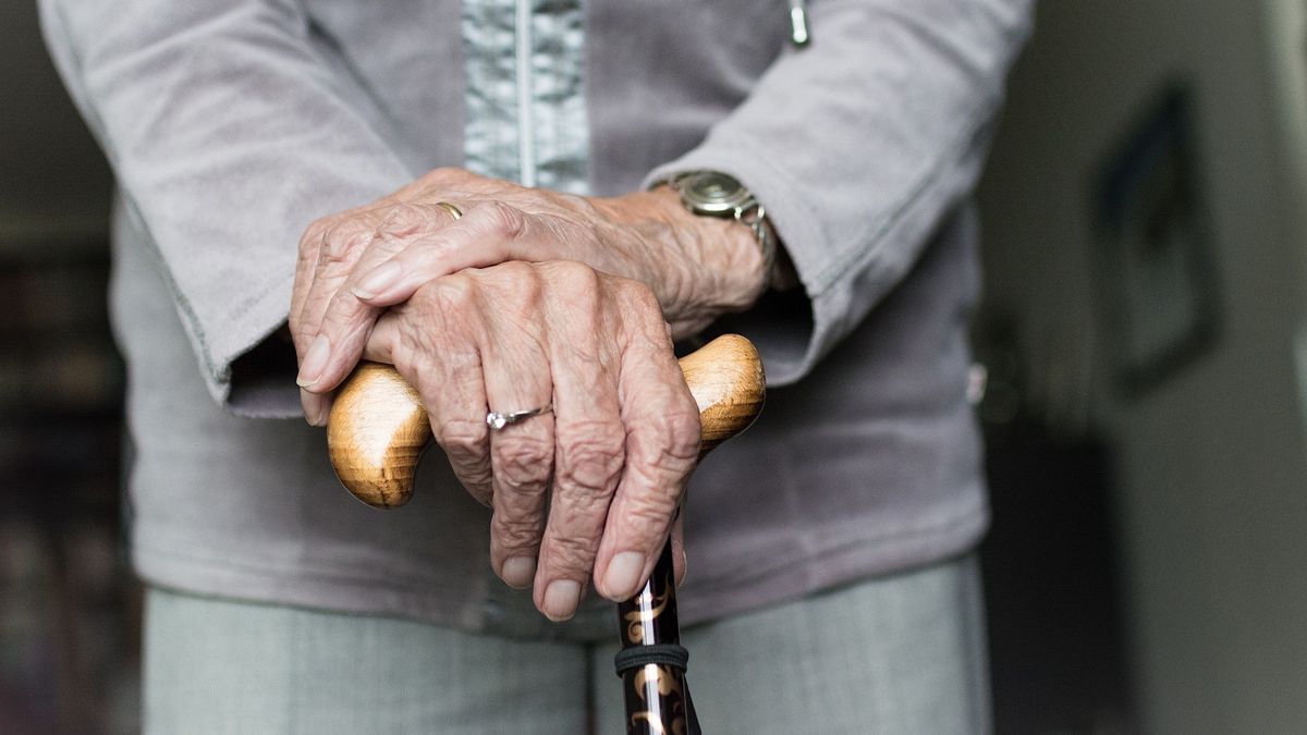 Stovky seniorů zůstávají v pasti. O příspěvek na péči bojují marně